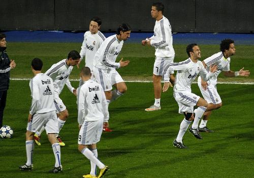 欧冠烽火淬真金，皇马逆境铸传奇